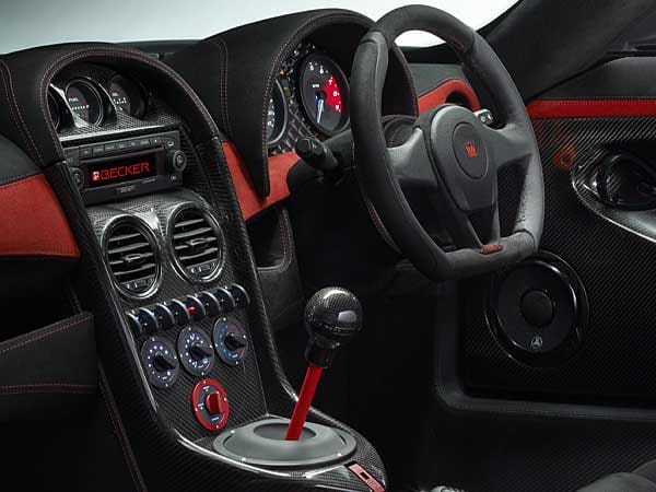 Geschaltet wird per Hand durch sechs Gassen, modische Schaltpaddles am Lenkrad sucht man vergebens. Geschaltet wird per Hand durch sechs Gassen, modische Schaltpaddles am Lenkrad sucht man vergebens.