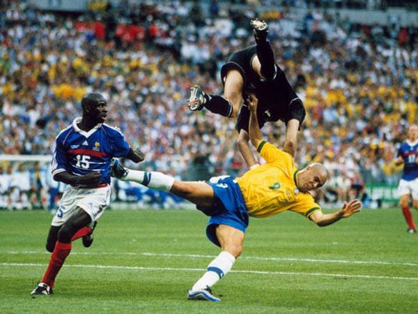 Gute Zeiten: Der brasilianischer Stürmer Ronaldo im Finale der WM 1998 gegen Frankreich. Zu dieser Zeit gilt er als einer der besten Stürmer der Welt.