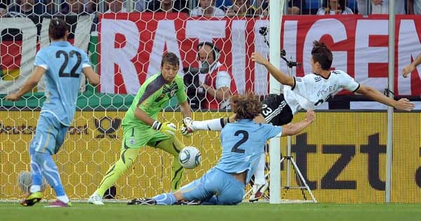 Mario Gomez bringt die deutsche Mannschaft in der 20. Minute mit einer feinen Einzelaktion in Führung. Der Stürmer des FC Bayern erkämpft sich den Ball, versetzt zwei Gegenspieler und trifft dann aus zehn Metern ins linke, untere Toreck. Uruguays Keeper Fernando Muslera bleibt keine Abwehrchance.