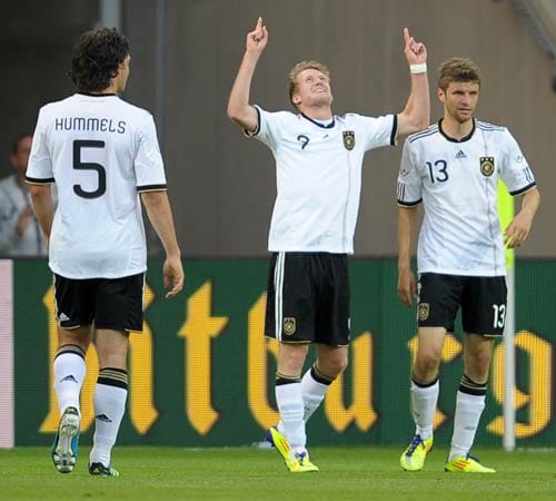 Andre Schuerrle (Mitte) freut sich mit Mats Hummels (li.) und Thomas Mueller über seinen ersten Länderspieltreffer.