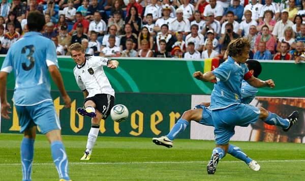 In der 35. Spielminute erhöht Andre Schuerrle mit einem Schuss aus 17 Metern auf 2:0. In der 35. Spielminute erhöht Andre Schuerrle mit einem Schuss aus 17 Metern auf 2:0.