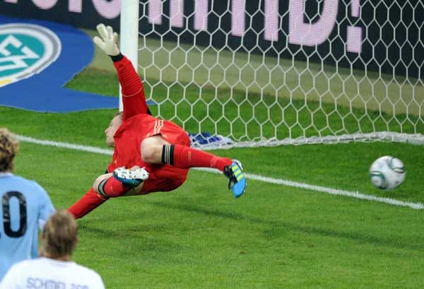 Auch Uruguay trifft! Walter Gargano lässt Manuel Neuer wenige Minute nach dem Seitenwechsel keine Chance.