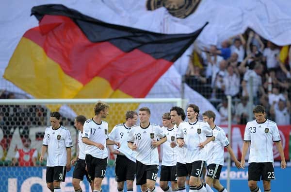 Am Ende bringt die DFB-Auswahl den knappen 2:1-Vorsprung über die Zeit und gewinnt wie schon beim Spiel um Platz drei bei der WM 2010 gegen Uruguay. Am Ende bringt die DFB-Auswahl den knappen 2:1-Vorsprung über die Zeit und gewinnt wie schon beim Spiel um Platz drei bei der WM 2010 gegen Uruguay.