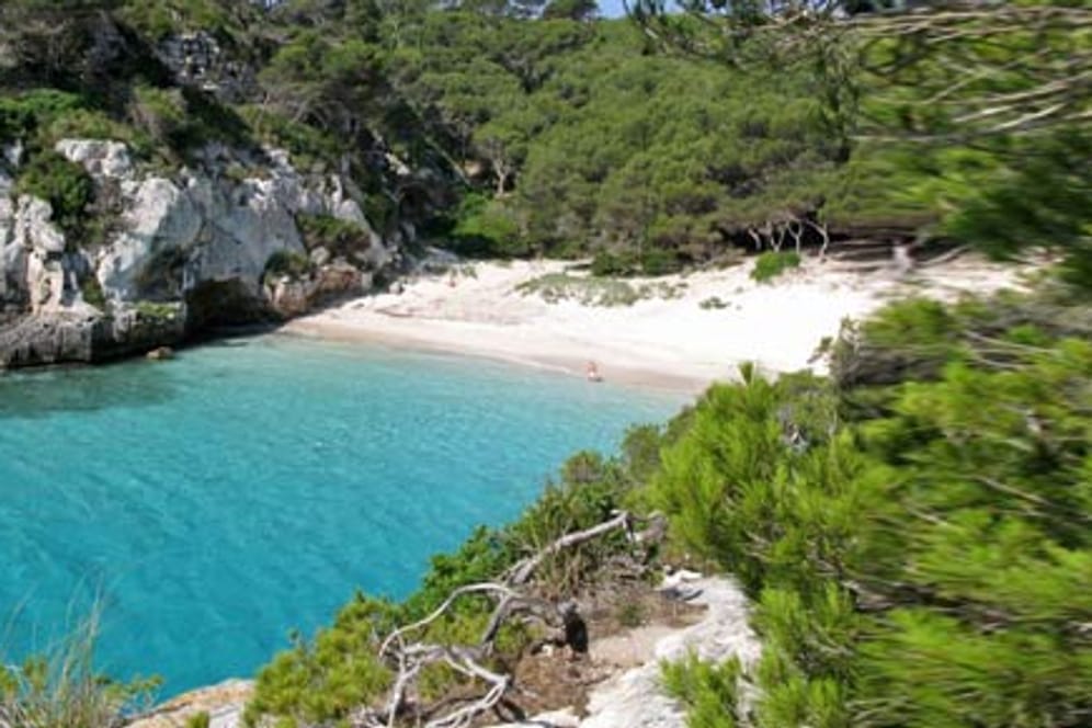 Die Bucht Cala Macarelleta liegt an der Südküste Menorcas.