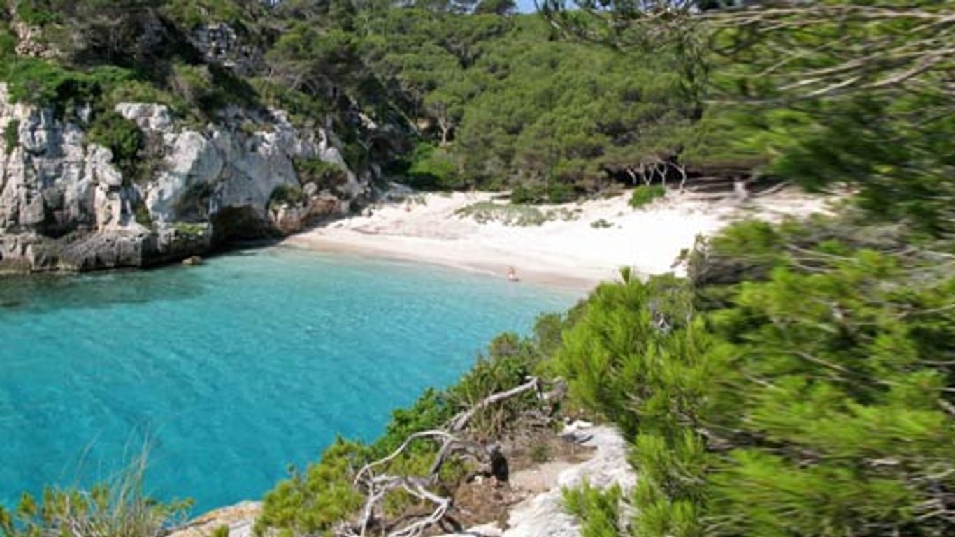 Die Bucht Cala Macarelleta liegt an der Südküste Menorcas.