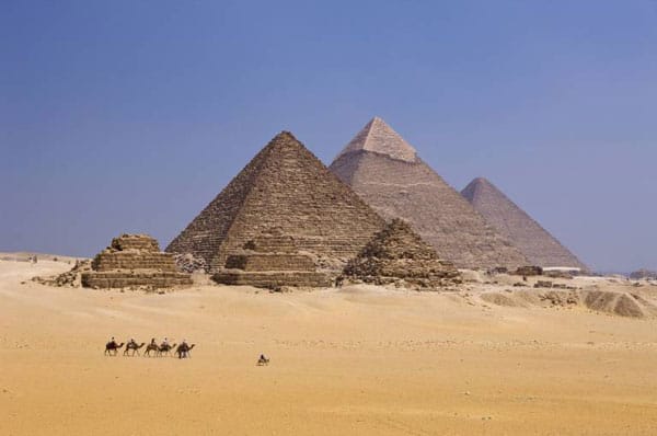 Wahrzeichen des alten Ägyptens: Die Cheops-Pyramide ist die älteste und größte der drei Gizeh-Pyramiden (von links nach rechts im Bild: Mykerinos, Chephren und Cheops).