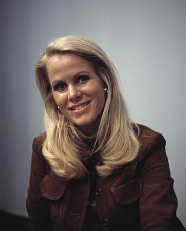 Karin Tietze-Ludwig mit blonder Mähne und einem süßen Lächeln. So verkündete sie die Lottozahlen 1972.