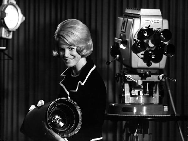 Als das Fernsehen laufen lernte: Beim damaligen Schwarz-Weiß-Bild im Jahr 1967 war es nicht so wichtig, welche Farben die Fernsehsprecherinnen trugen. Einen schönen Schnitt musste die Garderobe haben.