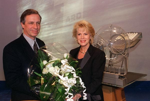 Aller Abschied ist schwer: Mit einem Blumenstrauß bedankt sich der Fernsehdirektor des HR, Hans-Werner Conrad, bei der Lottofee: Das waren 30 Jahre erfolgreiche Zusammenarbeit.