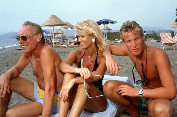 Karin Tietze-Ludwig ganz privat: Hier sitzt sie 1989 mit Ehemann Hans-Jürgen (li.) und Sohn Tim (re.) an einem Strand in der Sowjetunion.