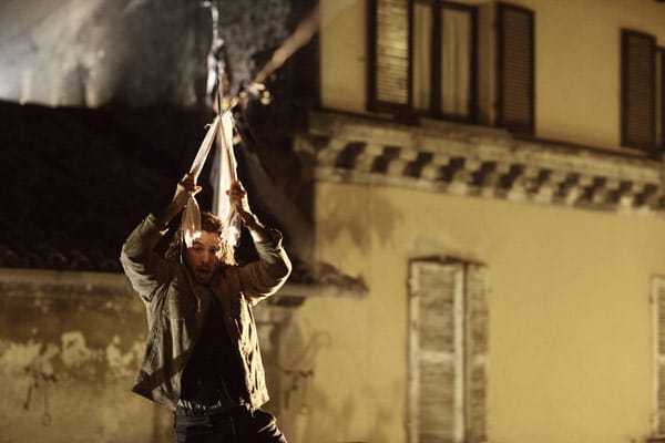 Szenenbild RTL-Eventmovie "Visus": In Mailand findet der Kunstdetektiv Robert (Stephan Luca) den toten Professor Bosurgi. Die Polizei verdächtigt ihn eines Verbrechens und ist ihm über den Dächern der Stadt auf den Fersen.