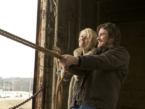 Während ihres Aufenthalts lernt sie den jungen Beau Hutton (Garrett Hedlund), der auf dem Gelände arbeitet, kennen und beginnt eine Affäre mit ihm. Während ihres Aufenthalts lernt sie den jungen Beau Hutton (Garrett Hedlund), der auf dem Gelände arbeitet, kennen und beginnt eine Affäre mit ihm.