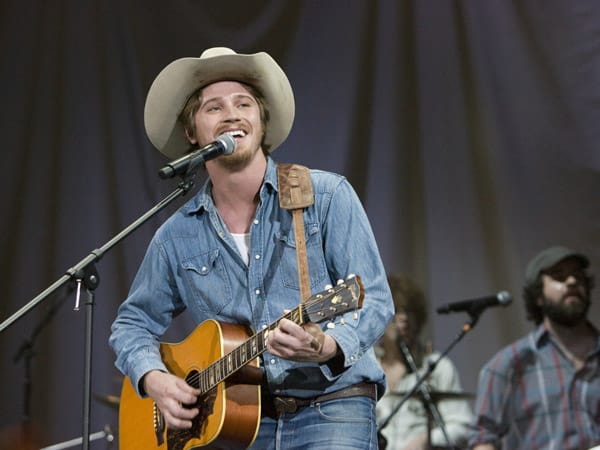Auch Beau hat sein Herz an die Country Musik verloren. Doch im Gegensatz zu Kelly kennt der talentierte Songschreiber und Sänger nur die Bühnen der kleinen Clubs und Honky Tonks, wo er aber gerne auftritt. Auch Beau hat sein Herz an die Country Musik verloren. Doch im Gegensatz zu Kelly kennt der talentierte Songschreiber und Sänger nur die Bühnen der kleinen Clubs und Honky Tonks, wo er aber gerne auftritt.