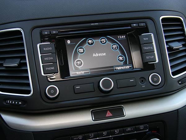 Ein Navigationssystem mit Fünf-Zoll-Farbdisplay hat der Seat in einem 750 Euro teuren Technologie-Paket zusammen mit Parksensoren und Bluetooth-Schnittstelle im Angebot.