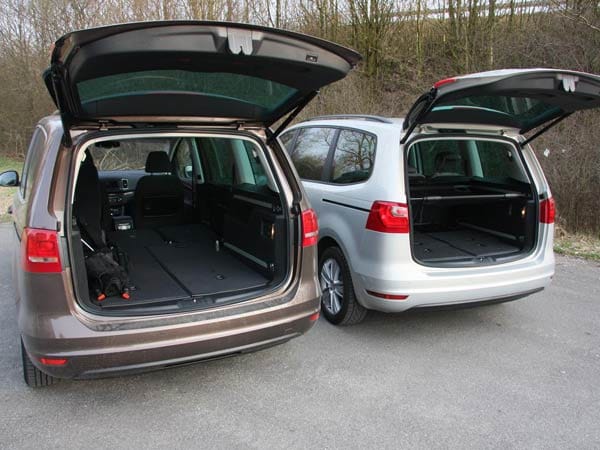 Beide Vans bieten maximal 2430 Liter Kofferraumvolumen, die sich jeweils bequem durch die weit hochschwingende Heckklappe beladen lassen.