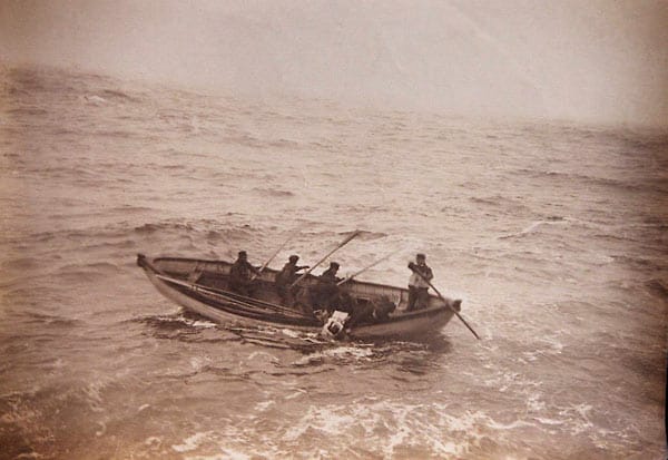 Diese seltene Fotoaufnahme zeigt die Besatzung eines Rettungsbootes, die im eiskalten Wasser nach Überlebenden sucht. Diese seltene Fotoaufnahme zeigt die Besatzung eines Rettungsbootes, die im eiskalten Wasser nach Überlebenden sucht.