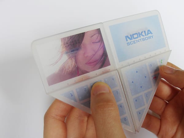 Das "Nokia Scentsory" sieht aus wie ein Origami-Handy. Seine Besonderheit liegt aber darin, dass es riechen und duften kann. Ebenso wie Gerüche soll es die Lichtverhältnisse, und Temperatur aus der Umgebung des Gesprächspartner übermitteln.