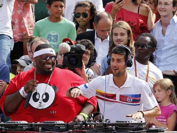 "Let the music play". Sichtlich Spaß hatte Novak Djokovic beim traditionellen Kids-Day vor den French Open.