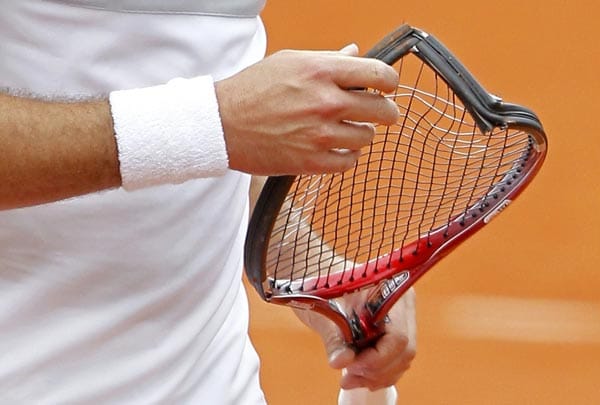 Tennis ist doch ein Kampfsport: der Schweizer Stanislas Wawrinka mit seinem zerstörten Arbeitsgerät.