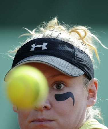 Den Ball fest im Blick: Tennis-Exotin Bethanie Mattek-Sands.