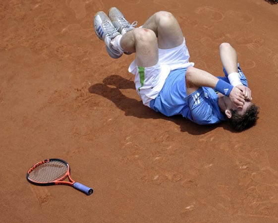 Autsch: Andy Murray krümmt sich am Boden.