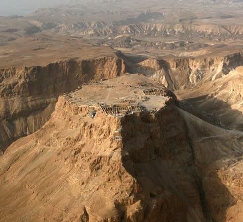 Masada: Herodes der Große ließ die legendäre Festung zwischen 40 und 30 vor Christus auf einem Berg in der Judäischen Wüste bauen. Nach Meinung der Archäologen gibt es deutliche Parallelen zwischen Masada und dem Bergpalast in Petra.