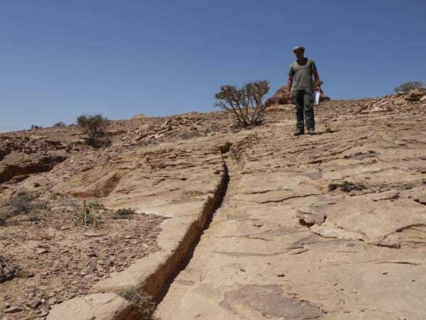 Wasserleitung auf dem Gipfelplateau: Die Nabatäer haben das Wasser auf der Umm al-Bijara mit einem ausgeklügelten System eingefangen. Integraler Bestandteil waren ...