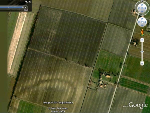 Im Jahr 2005 fielen einem jungen Mann inmitten von Feldern nahe der italienischen Gemeinde Sorbolo eine große ovale und zwei rechteckige Strukturen auf. Archäologen entdeckten anschließend bei Ausgrabungen tatsächlich eine antike Villa.