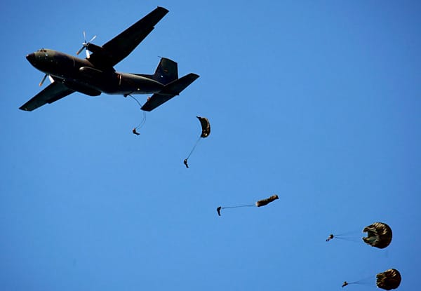 Fallschirmjäger springen aus einer Transallmaschine ab. Die Flugzeuge werden seit 1965 in deutsch-französischer Produktion hergestellt