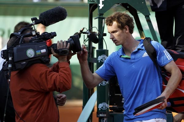 Das obligatorische Kamera-Autogramm des Siegers: Andy Murray.