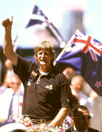 Sir Peter Blake wurde zweimal zu Neuseelands Sportler des Jahres gewählt und Queen Elizabeth II. verlieh ihm im Jahr 1995 den Adelstitel. Er gewann zum Beispiel 1990 das Whitbread Round the World- Rennen, 1995 und 2000 den America's Cup und zweimal die Sydney-Hobart-Regatta.