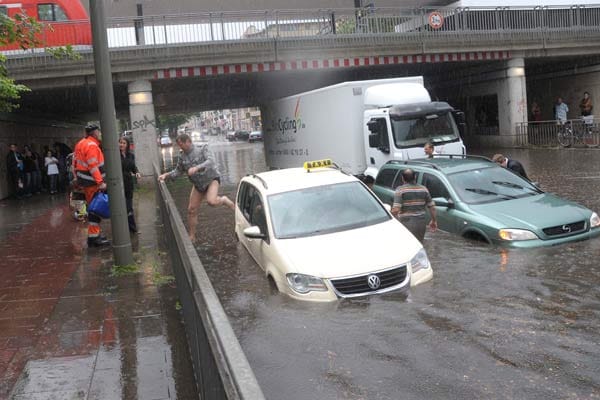 Wassermassen verwandelten Hauptverkehrsstraßen in reißende Ströme Wassermassen verwandelten Hauptverkehrsstraßen in reißende Ströme