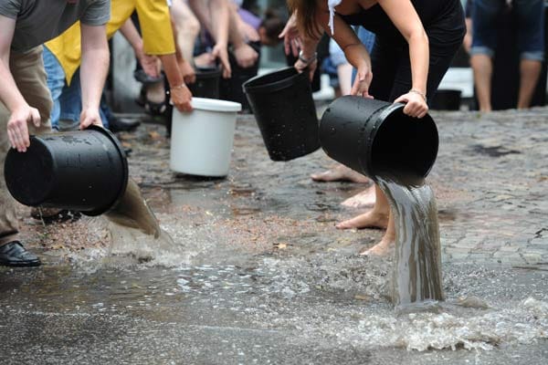 Mit Mülleimern versuchen die Hamburger der Wassermassen Herr zu werden Mit Mülleimern versuchen die Hamburger der Wassermassen Herr zu werden