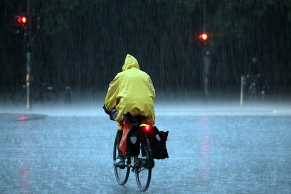Dieser Berliner Radfahrer weiß: Es gibt kein schlechtes Wetter - nur schlechte Kleidung Dieser Berliner Radfahrer weiß: Es gibt kein schlechtes Wetter - nur schlechte Kleidung
