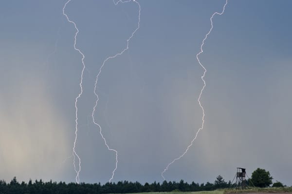 Naturschauspiel: Die Gewitterwolken, die über Berlin ihr Wasser abgeladen haben, sorgen über dem flachen Brandenburger Land für beeindruckende Blitze Naturschauspiel: Die Gewitterwolken, die über Berlin ihr Wasser abgeladen haben, sorgen über dem flachen Brandenburger Land für beeindruckende Blitze