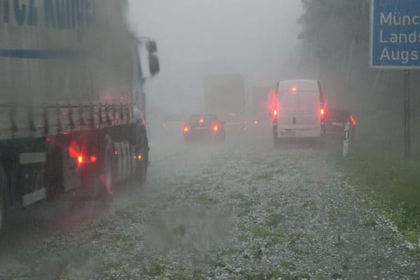 Hagel und Starkregen bremsten auch in Bayern den Verkehr vielerorts aus - wie hier auf der A96 zwischen Memmingen und Landsberg am Lech Hagel und Starkregen bremsten auch in Bayern den Verkehr vielerorts aus - wie hier auf der A96 zwischen Memmingen und Landsberg am Lech