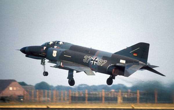 F-4F Phantom II ist der älteste Kampfjet in Diensten der Bundeswehr. Die Flugzeuge wurden von 1973 bis 1975 geliefert und werden voraussichtlich bis 2012 stillgelegt. 1986 wurden die Maschinen modernisiert. Länge: 19,20 m - Spannweite: 11,77 m - maximales Abfluggewicht: 26.300 kg - Reichweite im Einsatz: 1150 km - Höchstgeschwindigkeit: Mach 1,9.