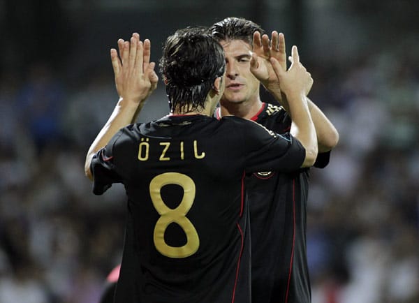 Nur elf Minuten später macht Mario Gomez mit seinem 19. Länderspieltreffer alles klar. Die perfekte Vorlage kommt von Spielmacher Özil.