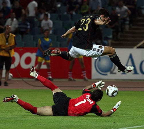 Stürmer Mario Gomez will seinen unglaublichen Lauf fortsetzen und sich nach Toren gegen Australien, Uruguay und dem Doppelpack in Österreich auch gegen Aserbaidschans Keeper Kamran Agajew treffen.