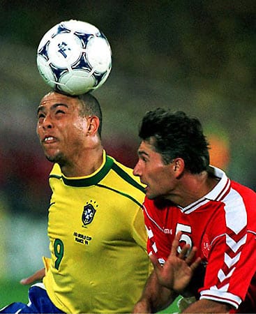 Mit der brasilianischen Nationalmannschaft wurde Ronaldo Luís Nazário de Lima, kurz: Ronaldo (li.), 1994 sowie 2002 Fußball-Weltmeister. 1998 wurde Brasilien (hier im Spiel gegen Dänemark) trotz einer 1:2-Niederlage gegen Norwegen in der WM-Vorrunde noch Gruppensieger und kämpfte sich dann später im Halbfinale gegen die Niederlande per Elfmeterschießen bis in das Finale. Dort verlor man aber deutlich gegen Gastgeber Frankreich mit 0:3.