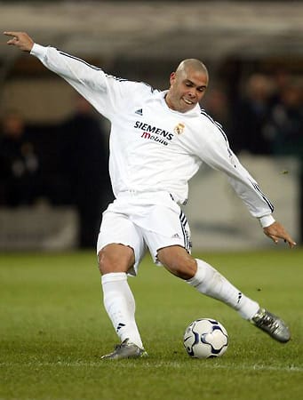 Bei Real Madrid spielte Ronaldo von 2002 bis 2007. Für die Königlichen erzielte er in 127 Spielen 83 Tore. 45 Millionen Euro Ablöse kostete Real die Verpflichtung des "Phänomens" von Inter Mailand. Mit Real gewann er den Weltpokal. Außerdem wurde er erneut zum Welt- und zu Europas Fußballer des Jahres gewählt.