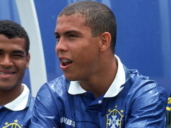 Sein erstes Länderspiel in der A-Nationalmannschaft bestritt Ronaldo im März 1994 beim Freundschaftsspiel gegen Argentinien. Im Mai 1994 erzielte er im Spiel gegen Island sein erstes Länderspieltor. Kurz darauf, im Alter von nur 17 Jahren, stand er dann im Aufgebot der Nationalelf bei der WM in den USA. Er wurde jedoch nicht eingesetzt, gewann aber trotzdem den WM-Titel. Bei dem Turnier trug er Zahnspange. Ganz zum Vergnügen seines Nationalmannschaftskollegen Cafu (li.).