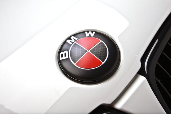 Auch das BMW-Logo wurde aufgemotzt - es ist nun schwarz-rot.