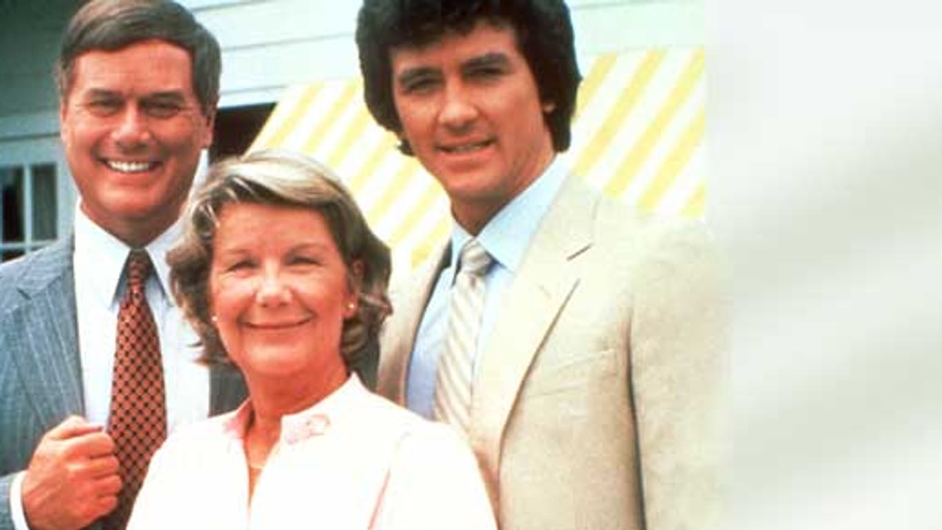 Miss Ellie mit ihren Söhnen J. R. und Bobby Ewing (r.) aus der US-Serie "Dallas".