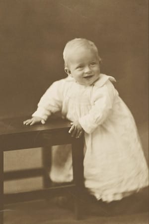 Das Bild zeigt Prinz Philip als süßen, kleinen Jungen. Es stammt aus dem Jahr 1922.