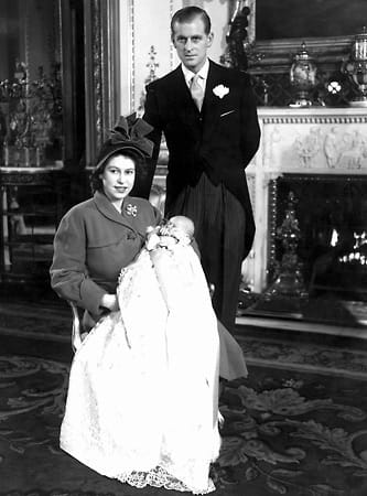Prinzessin Elizabeth und Prinz Philip im Dezember 1948 nach der Taufe ihres erstgeborenen Sohnes, Prinz Charles, in London.