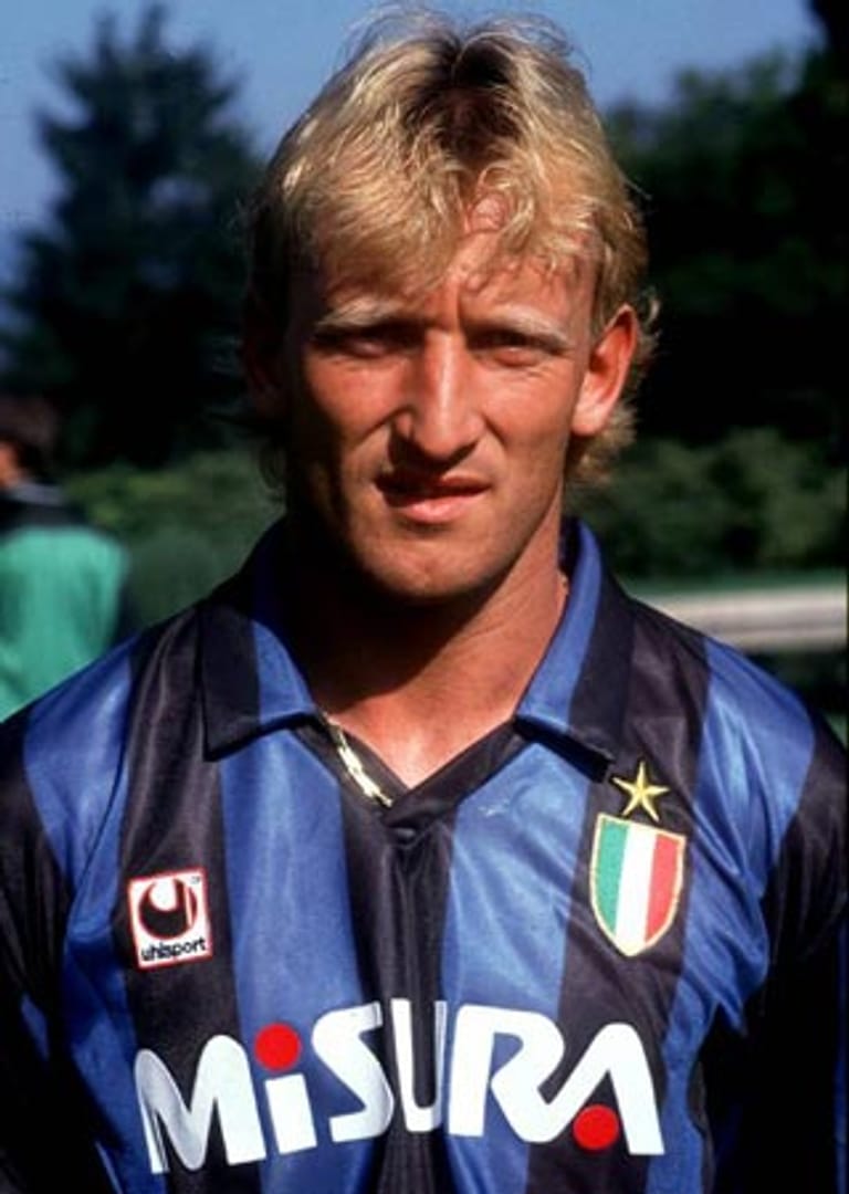 Auch Andreas Brehme sammelt in Italien Auslandserfahrung. Der Außenverteidiger, der im WM-Finale gegen Argentinien den entscheidenden Treffer erzielt, ist von 1988 bis 1992 für Inter Mailand aktiv.
