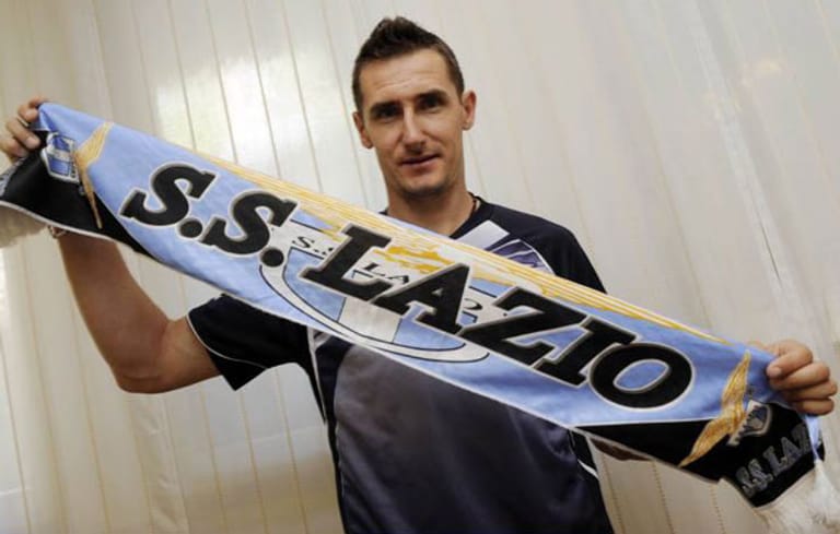 Auch Miroslav Klose spielt im Land der Pizza und Pasta. Der Stürmer läuft seit 2011 für Lazio Rom auf und verlängert seinen Vertrag nach der WM in Brasilien um ein weiteres Jahr.