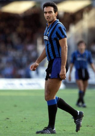 Auch Hansi Müller ist für Inter Mailand aktiv. Der Mittelfeldspieler erzielt in 48 Spielen 9 Tore, bevor er zu Calcio Como wechselt.