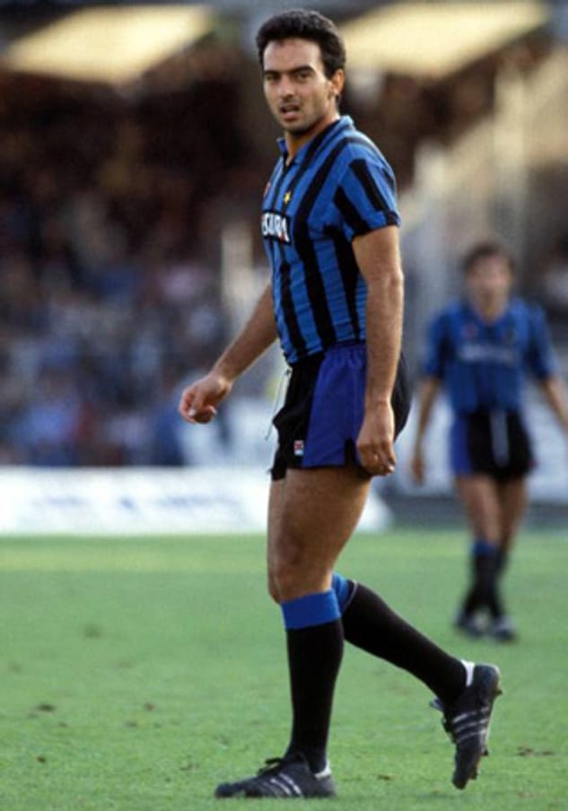 Auch Hansi Müller ist für Inter Mailand aktiv. Der Mittelfeldspieler erzielt in 48 Spielen 9 Tore, bevor er zu Calcio Como wechselt.